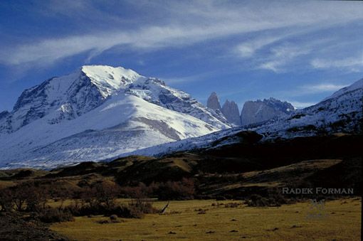 Zasnen vrcholky se v parku Torres del Paine zdvhaj pmo z rozlehlch planin