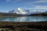 Při vstupu do parku Torres del Paines se vám naskytne tento pohled - laguna Esmeralda zrcadlící centální vrcholy.