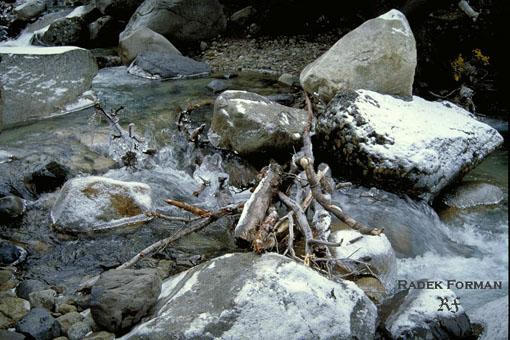 I pes takovto provizorn mstky jsme museli zdolvat horsk potoky v parku Torres del Paine. Pozor, ty balvany jsou ve skutenosti dvoumetrov. 
