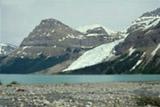  Ledovec  -Dirty Glaciar-  stéká z jedné strany hory Mount Robson 