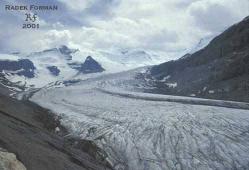  Jeden z mnoha dalch ledovc, stkajc po bo hor v parku Mount Robson 