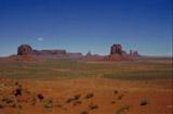Skály se v Monument Valley střídají s rozsáhlými písečnými plochami.