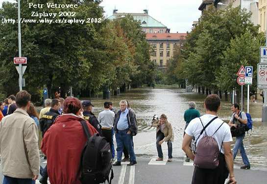   14.8 - 11.09 Ten pn, na kterho se dvm a ktermu pekm v pohledu, nem padoucnici. Jen se dv a pomuje vku k dal kiovatce. Tentokrt by to byla Revolun, nmsr Republiky, Pkopy, Vclavsk nmst a co vm dl. Sami vidte, kolik chyblo. 