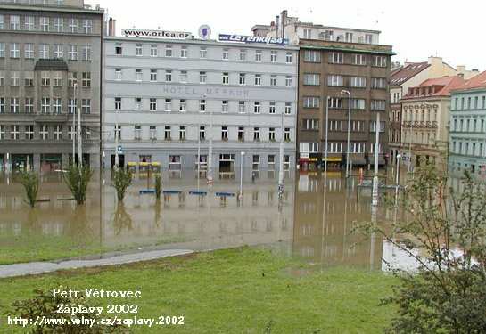   14.8 - 12:06 Hotel Merkur. V Petrsk ulici, to je ta vpravo, je telefonn stedna pro celou Prahu 1. ( Telefon obivnul a 15 prosince) 