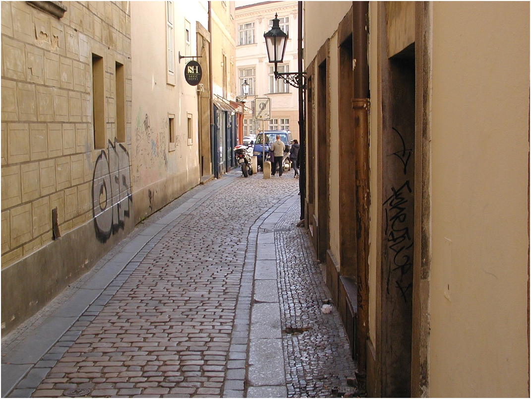 Jalovcov ulice. koda tch mazanic na fasdch dom. Doopravdy pseudoumn. Nakopat je za n.... Autor: J.V.