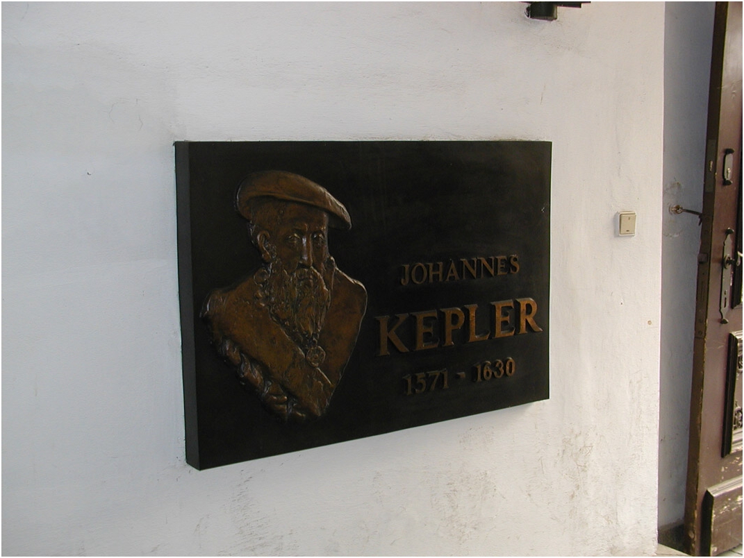 Bronzov pamtn deska s relifnm portrtem pipomn dm, ve kterm v letech 1603  1612 il Johannes Kepler. V t dob tak objevil prvn dva zkony pohybu planet kolem Slunce. .....Autor: J.V. 