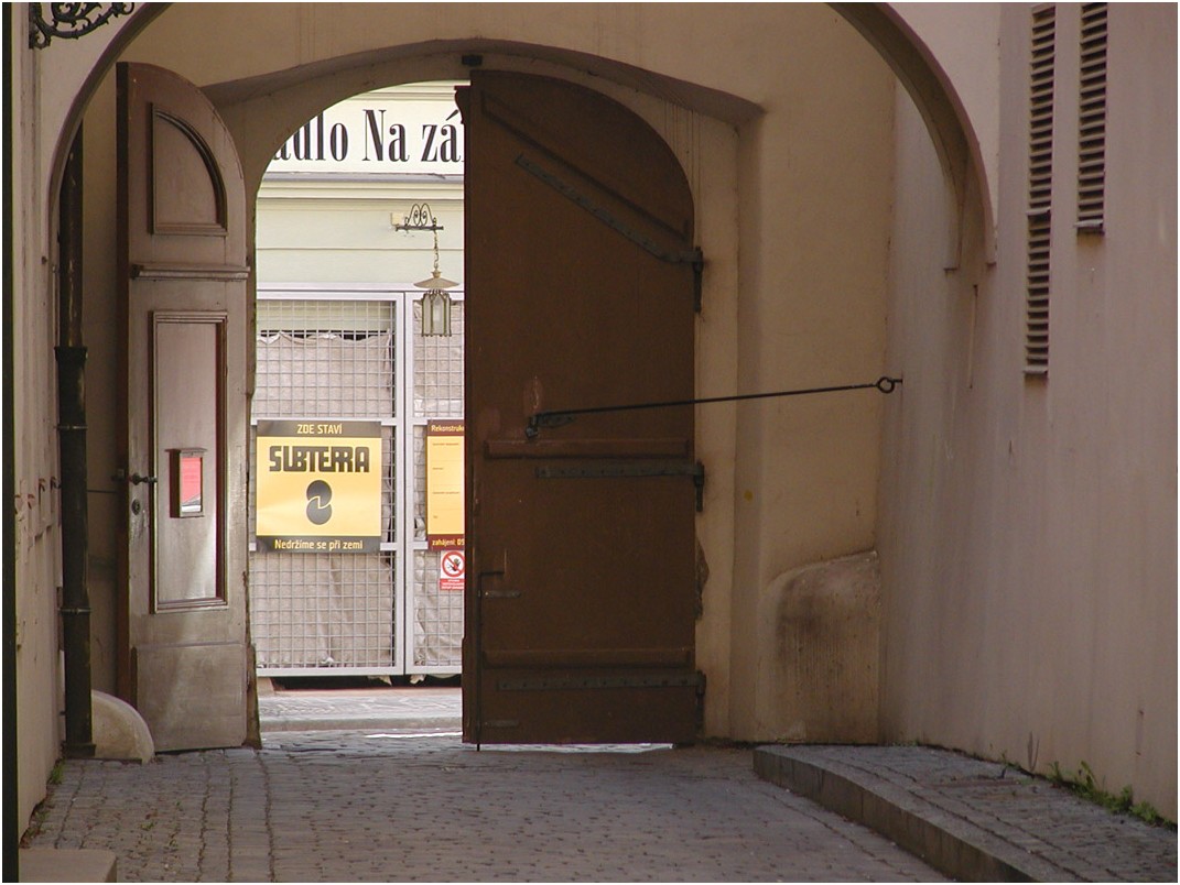 Vystn na Anenskm nmst, proti divadlu, Na Zbradl....... Autor: J.V. 