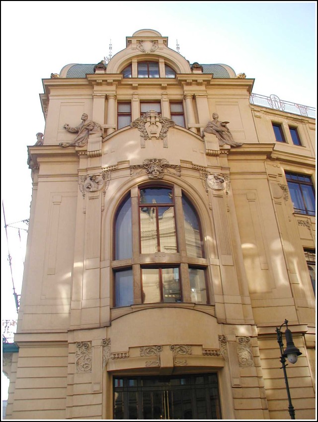 Obecn dm, prel do ulice U Obecnho domu - Obecn dm byl vystavn v letech 19051912 na zklad vtzstv v architektonick souti podle pln architekt Antonna Balnka a Osvalda Polvky. Na jeho vzdob se podleli nejvznamnj et mali a sochai potku 20. stolet: Mikol Ale, Max vabinsk, Frantiek enek, Ladislav aloun, Karel Novk, Josef Maatka, Josef Vclav Myslbek, Alfons Mucha a Jan Preisler. Prel dominuje plkruhov mozaika sestaven podle kresby Karla pillara. - (foto st 31.1.2018 - Autor: J.V.)  