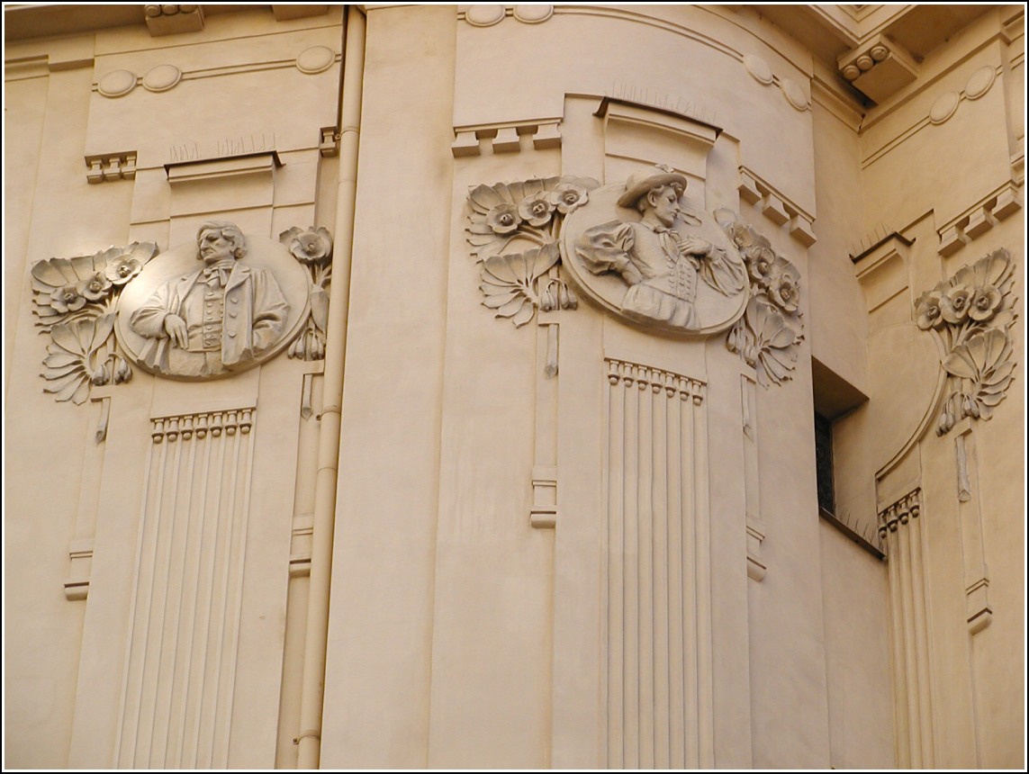 Obecn dm, prel do ulice U Obecnho domu - Obecn dm byl vystavn v letech 19051912 na zklad vtzstv v architektonick souti podle pln architekt Antonna Balnka a Osvalda Polvky. Na jeho vzdob se podleli nejvznamnj et mali a sochai potku 20. stolet: Mikol Ale, Max vabinsk, Frantiek enek, Ladislav aloun, Karel Novk, Josef Maatka, Josef Vclav Myslbek, Alfons Mucha a Jan Preisler. Prel dominuje plkruhov mozaika sestaven podle kresby Karla pillara. - (foto st 31.1.2018 - Autor: J.V.)  