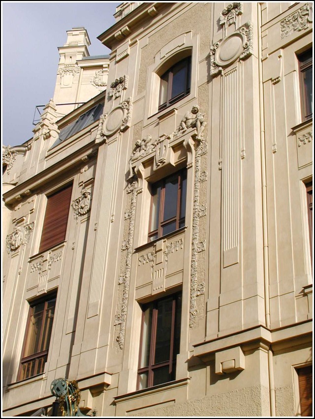 Obecn dm, prel do ulice U Pran brny - Obecn dm byl vystavn v letech 19051912 na zklad vtzstv v architektonick souti podle pln architekt Antonna Balnka a Osvalda Polvky. Na jeho vzdob se podleli nejvznamnj et mali a sochai potku 20. stolet: Mikol Ale, Max vabinsk, Frantiek enek, Ladislav aloun, Karel Novk, Josef Maatka, Josef Vclav Myslbek, Alfons Mucha a Jan Preisler. Prel dominuje plkruhov mozaika sestaven podle kresby Karla pillara. - (foto st 31.1.2018 - Autor: J.V.)  
