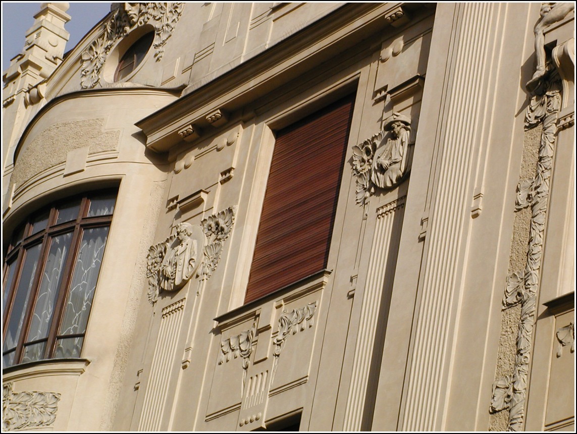 Obecn dm, prel do ulice U Pran brny - Obecn dm byl vystavn v letech 19051912 na zklad vtzstv v architektonick souti podle pln architekt Antonna Balnka a Osvalda Polvky. Na jeho vzdob se podleli nejvznamnj et mali a sochai potku 20. stolet: Mikol Ale, Max vabinsk, Frantiek enek, Ladislav aloun, Karel Novk, Josef Maatka, Josef Vclav Myslbek, Alfons Mucha a Jan Preisler. Prel dominuje plkruhov mozaika sestaven podle kresby Karla pillara. - (foto st 31.1.2018 - Autor: J.V.)  