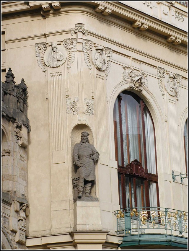 Obecn dm, prel smrem na nmst Republiky - Obecn dm byl vystavn v letech 19051912 na zklad vtzstv v architektonick souti podle pln architekt Antonna Balnka a Osvalda Polvky. Na jeho vzdob se podleli nejvznamnj et mali a sochai potku 20. stolet: Mikol Ale, Max vabinsk, Frantiek enek, Ladislav aloun, Karel Novk, Josef Maatka, Josef Vclav Myslbek, Alfons Mucha a Jan Preisler. Prel dominuje plkruhov mozaika sestaven podle kresby Karla pillara. - (foto st 31.1.2018 - Autor: J.V.)  