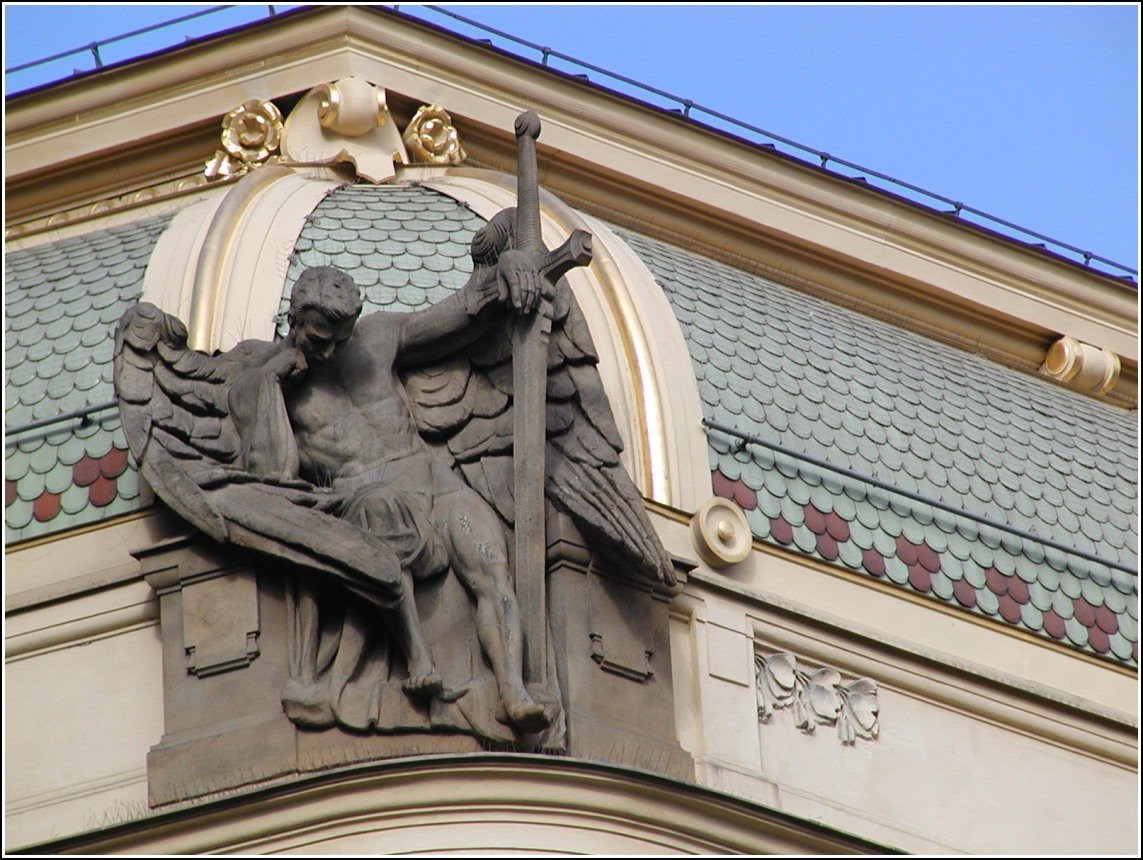 Obecn dm, prel smrem na nmst Republiky - Obecn dm byl vystavn v letech 19051912 na zklad vtzstv v architektonick souti podle pln architekt Antonna Balnka a Osvalda Polvky. Na jeho vzdob se podleli nejvznamnj et mali a sochai potku 20. stolet: Mikol Ale, Max vabinsk, Frantiek enek, Ladislav aloun, Karel Novk, Josef Maatka, Josef Vclav Myslbek, Alfons Mucha a Jan Preisler. Prel dominuje plkruhov mozaika sestaven podle kresby Karla pillara. - (foto st 31.1.2018 - Autor: J.V.)  