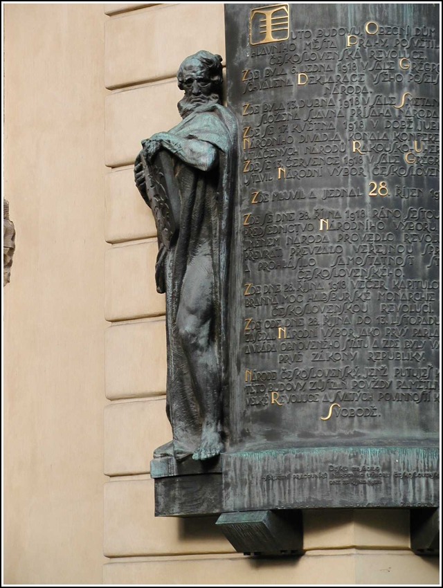 Obecn dm, prel smrem na nmst Republiky - Obecn dm byl vystavn v letech 19051912 na zklad vtzstv v architektonick souti podle pln architekt Antonna Balnka a Osvalda Polvky. Na jeho vzdob se podleli nejvznamnj et mali a sochai potku 20. stolet: Mikol Ale, Max vabinsk, Frantiek enek, Ladislav aloun, Karel Novk, Josef Maatka, Josef Vclav Myslbek, Alfons Mucha a Jan Preisler. Prel dominuje plkruhov mozaika sestaven podle kresby Karla pillara. - (foto st 31.1.2018 - Autor: J.V.)  