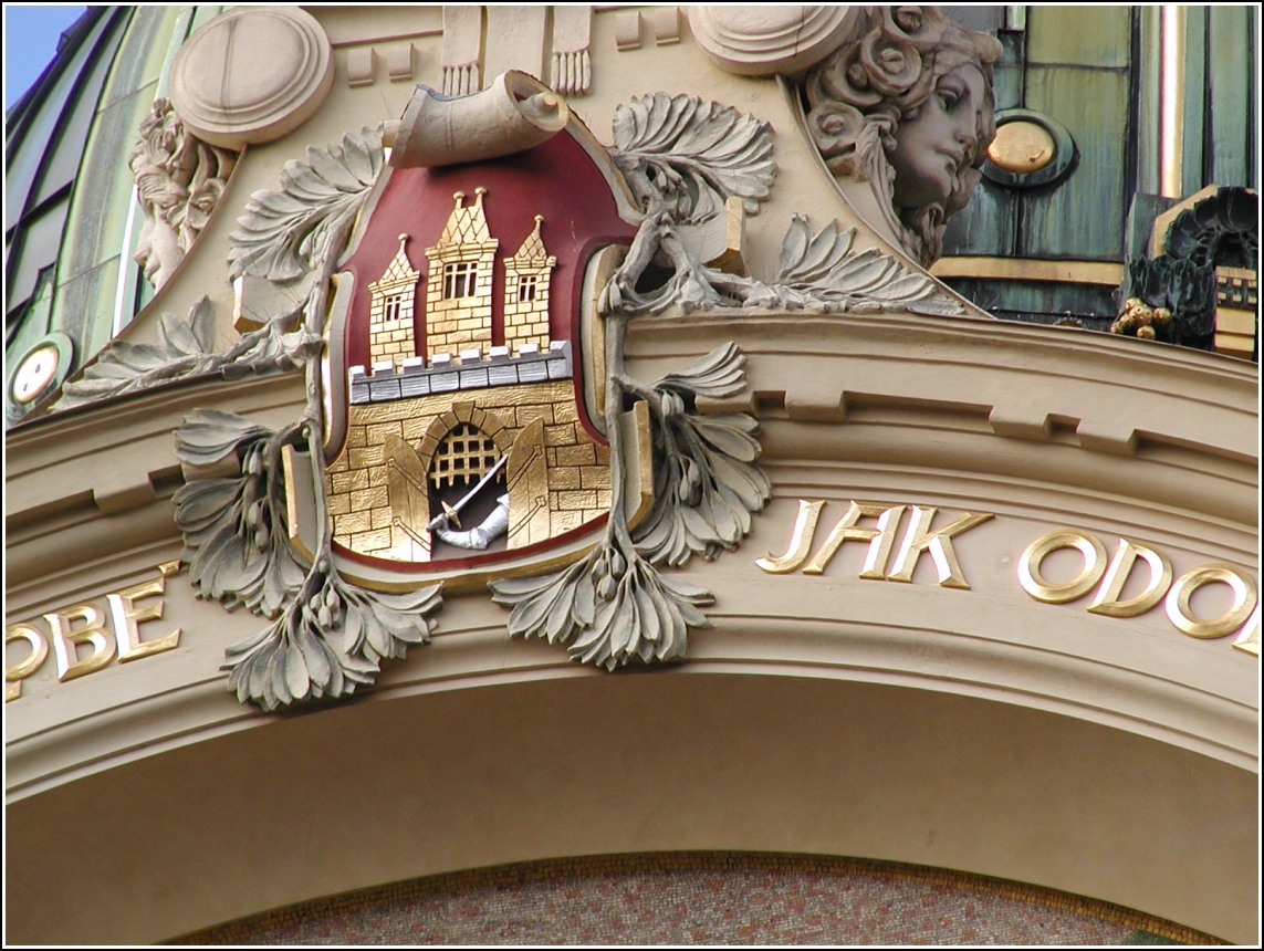 Obecn dm, prel smrem na nmst Republiky - Obecn dm byl vystavn v letech 19051912 na zklad vtzstv v architektonick souti podle pln architekt Antonna Balnka a Osvalda Polvky. Na jeho vzdob se podleli nejvznamnj et mali a sochai potku 20. stolet: Mikol Ale, Max vabinsk, Frantiek enek, Ladislav aloun, Karel Novk, Josef Maatka, Josef Vclav Myslbek, Alfons Mucha a Jan Preisler. Prel dominuje plkruhov mozaika sestaven podle kresby Karla pillara. - (foto st 31.1.2018 - Autor: J.V.)  