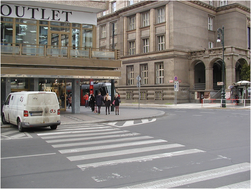Dal betonov montrum Pask 207/25, vpravo, ten dm pes ulici je Prvnick fakulta. - (foto po 3.4.2017 - Autor: J.V.)