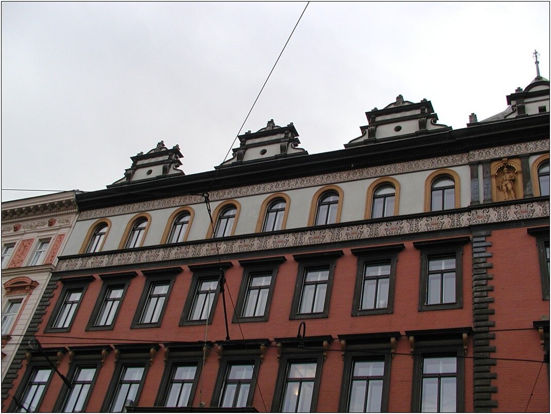 Souasn novorenesann dm Havlkova 1682/15 z roku 1885-86, navrhl architekt a stavitel Karel Grempele. Na nvrhu se podlel tak architekt Antonn Wiehl. Stoj na pozemku bvalch jezdeckch kasren. sten tomu odpovd i vzdoba. No uznejte, nen to krsa. - (foto st 31.1.2018 - Autor: J.V.) 