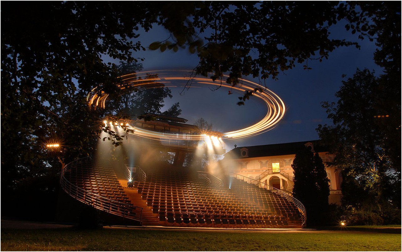 Autor: Petr Hasal - The oficial photo of The Revolving Theatre Cesky Krumlov, Attribution, https://commons.wikimedia.org/w/index.php?curid=12391769 